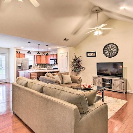 Home With Community Pool - 2 Miles To The Island! Pigeon Forge Exterior photo